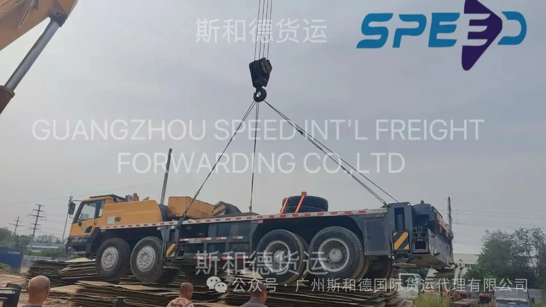 Heavy mobile crane lifting break bulk